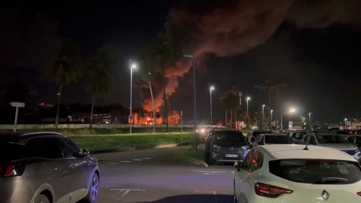 Aeropuerto de Martinica cerrado por manifestantes contra la desigualdad dejó cientos varados