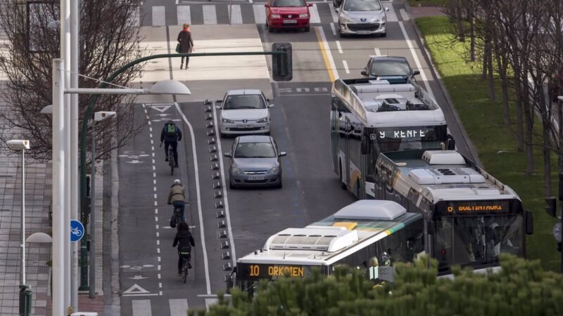 Ampliación de acera para nuevos pasos de peatones en Bulevar Bayona por Ayuntamiento de Pamplona