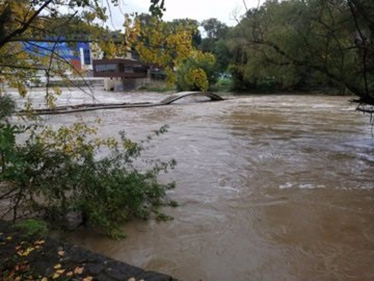 Cierre de carriles en Club Natación de Pamplona por crecida del río Arga