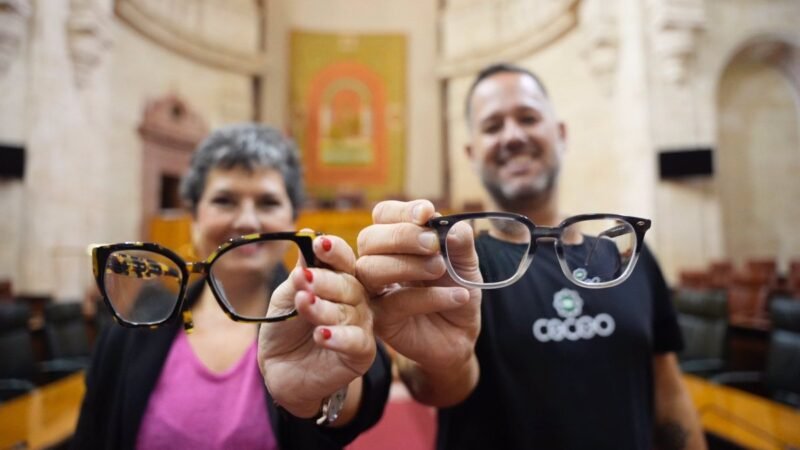 El Parlamento aprueba por unanimidad trasladar al Congreso la Ley Adelante sobre gafas gratis para menores