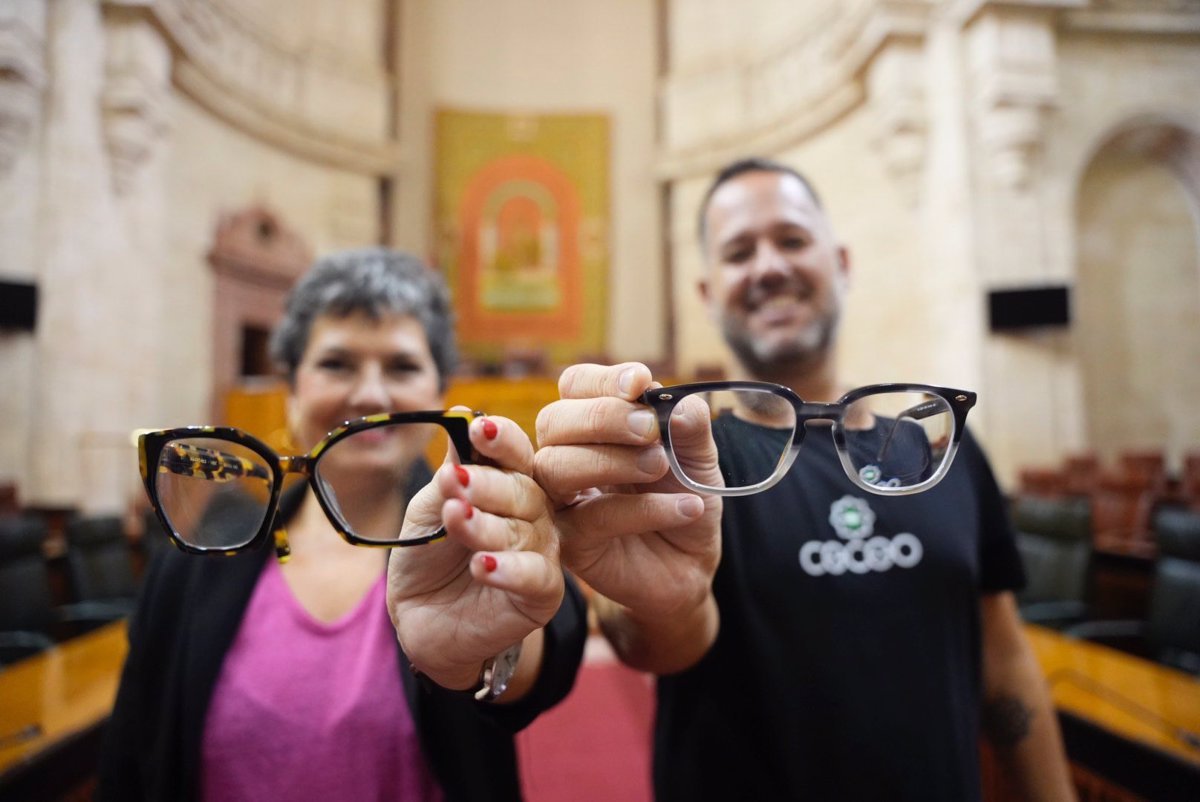 El Parlamento aprueba por unanimidad trasladar al Congreso la Ley Adelante sobre gafas gratis para menores