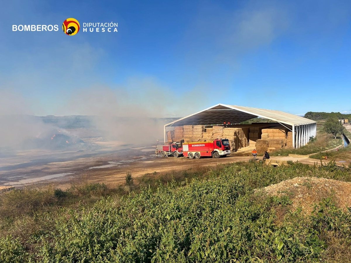 El fuego en Almuniente (Huesca) se mantiene estable ante el viento