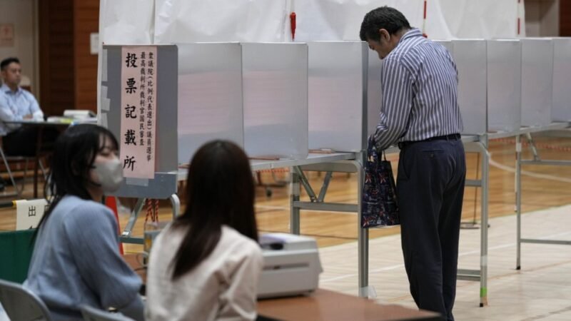 El partido gobernante en Japón pierde la mayoría por primera vez en 15 años.