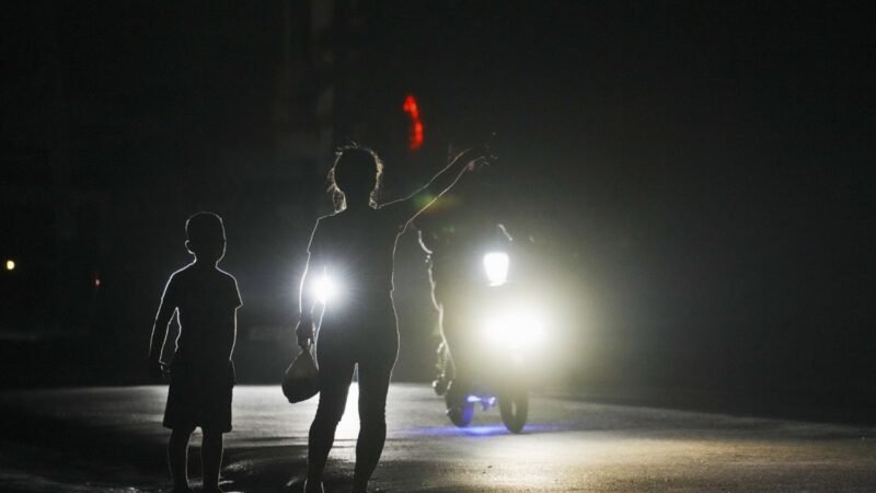 Falla en central eléctrica deja a Cuba sin luz