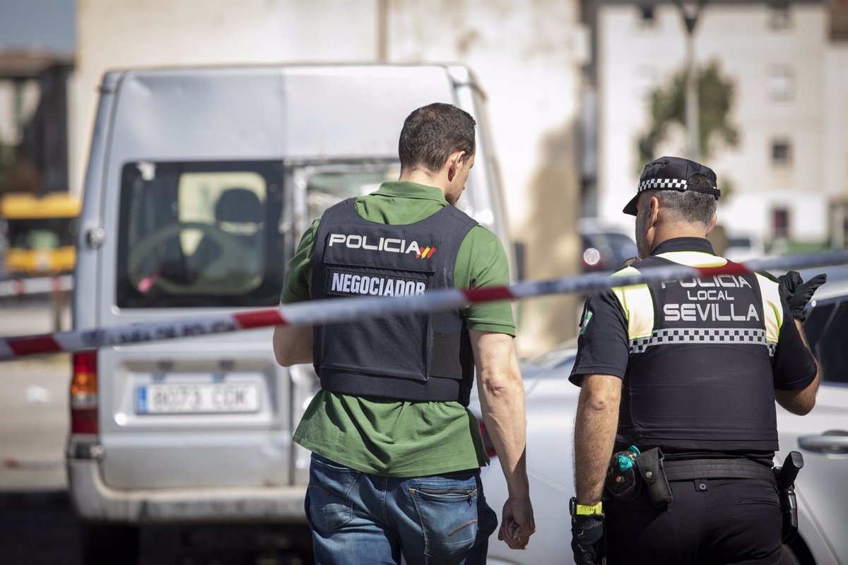 Intervención policial con armas y munición en viviendas de Sevilla tras tiroteo.