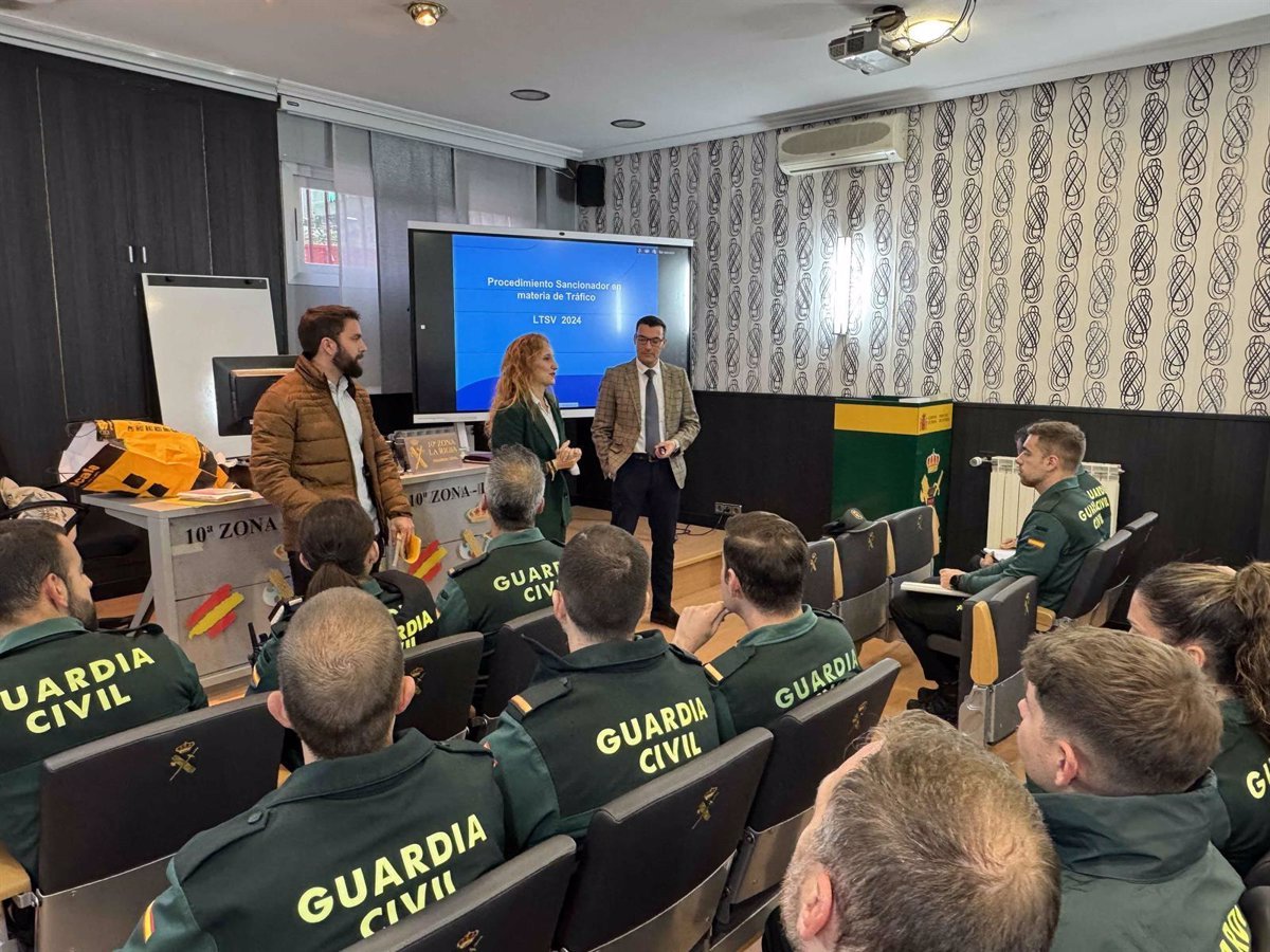 Jornada de seguridad vial para agentes de la Guardia Civil en La Rioja ofrecida por la DGT