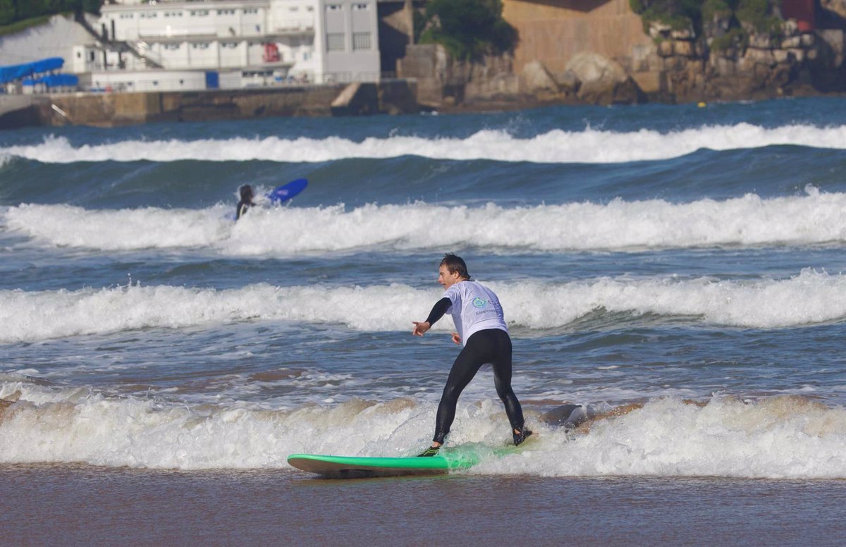 Jóvenes con necesidades especiales surfean en EDP Open Sessions.