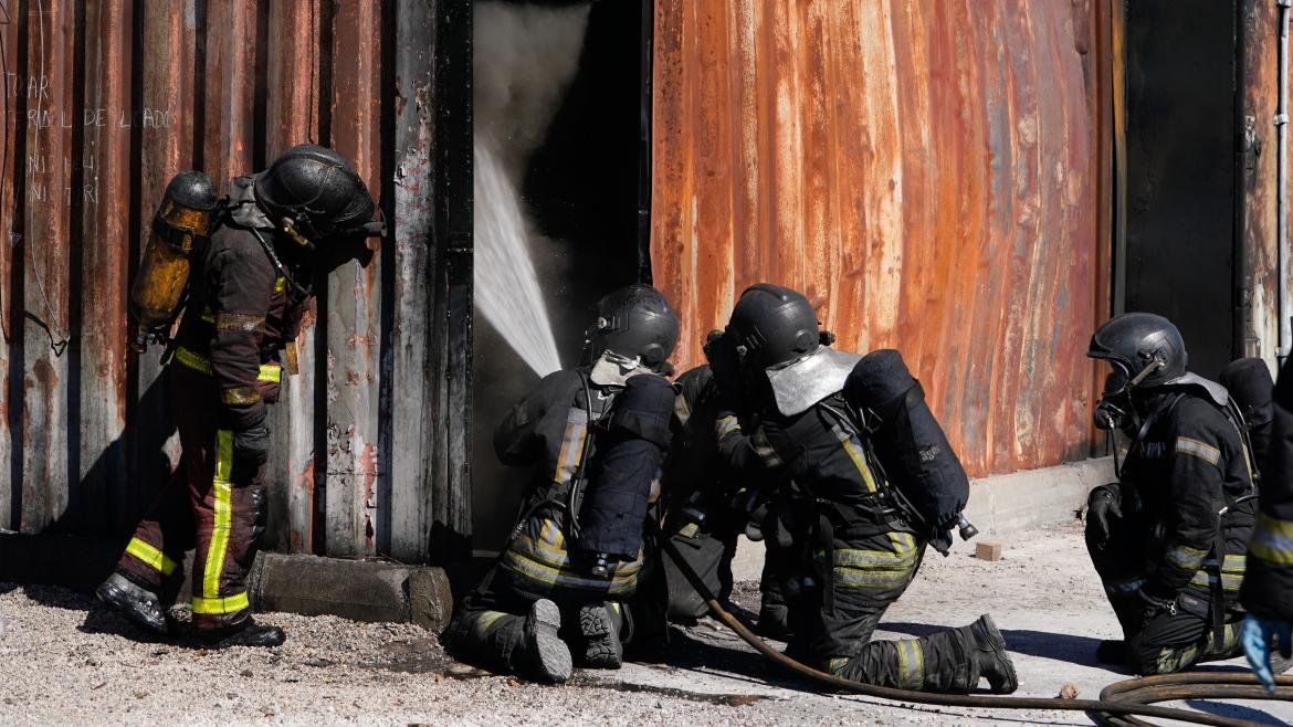 La Comunidad de Madrid destina 3,1 millones a equipos de protección para bomberos.