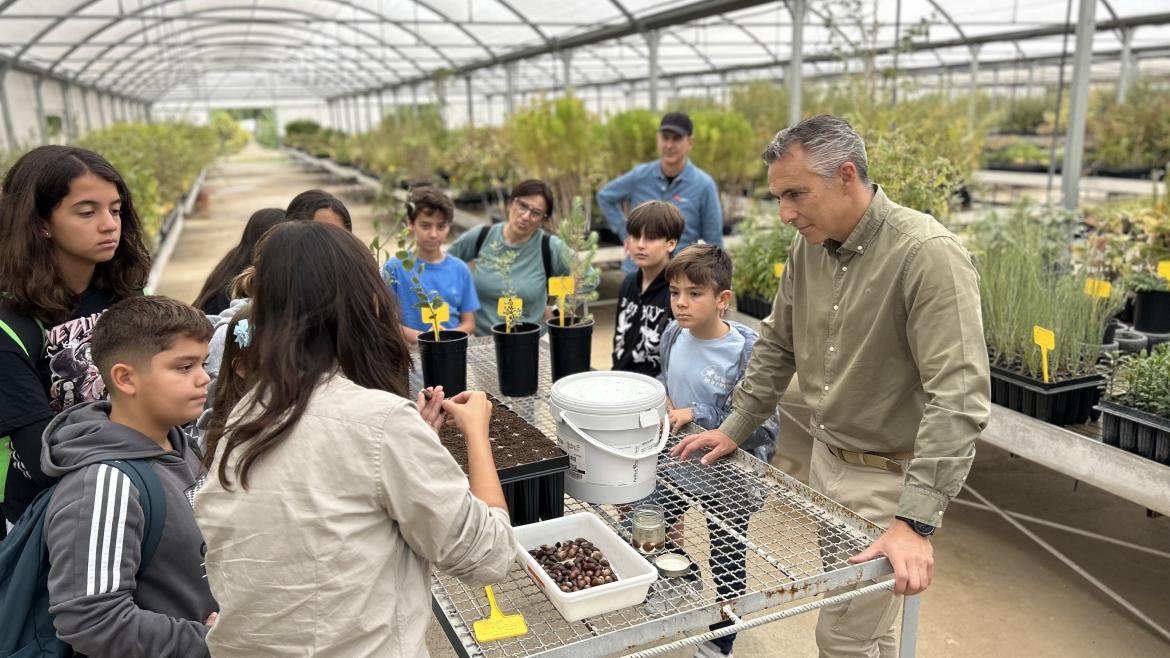 La Comunidad de Madrid enseña a proteger la flora autóctona en el aula medioambiental La Isla Forestal