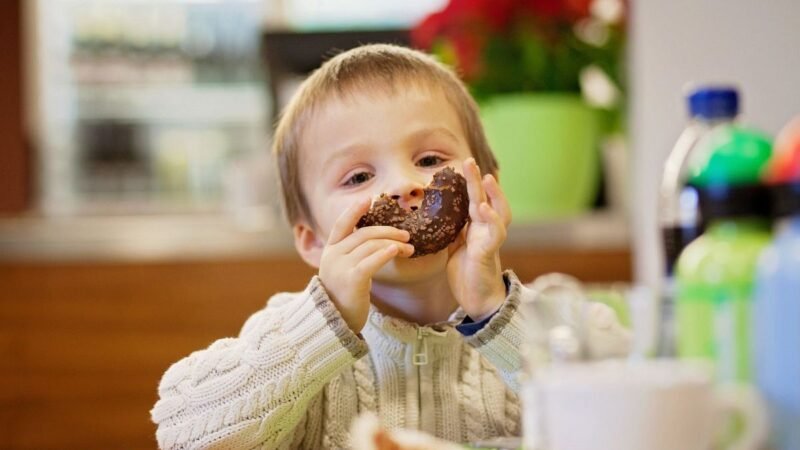 Los niños británicos consumen casi la mitad de sus calorías en alimentos ultraprocesados.