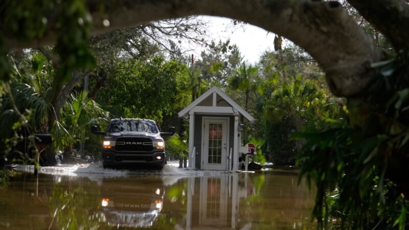 Los residentes de Florida se recuperan y planifican tras el paso del huracán Milton.