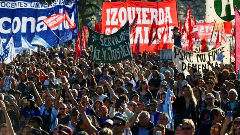 Protesta de estudiantes en Argentina por ajustes de Milà