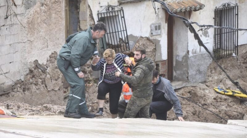 Rescatan a cuatro y buscan a dos en Letur