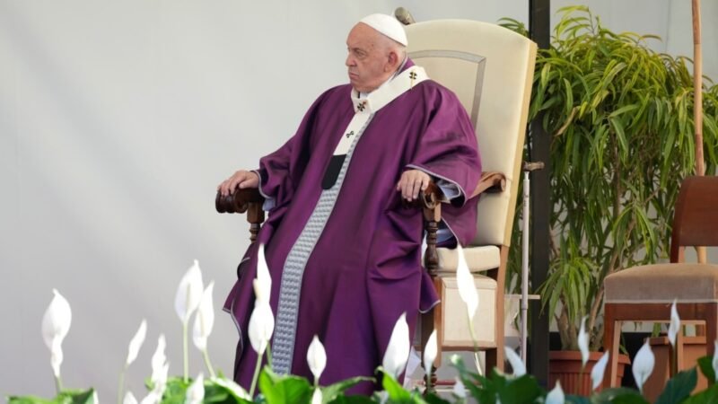 El Papa Francisco reza ante tumbas de niños no nacidos en Día de Muertos.