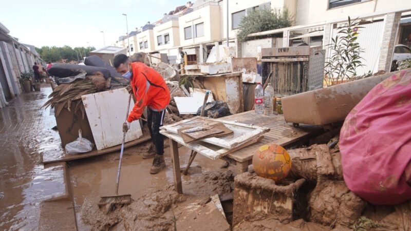 Despliegan 10.000 soldados y policías en Valencia tras inundaciones.