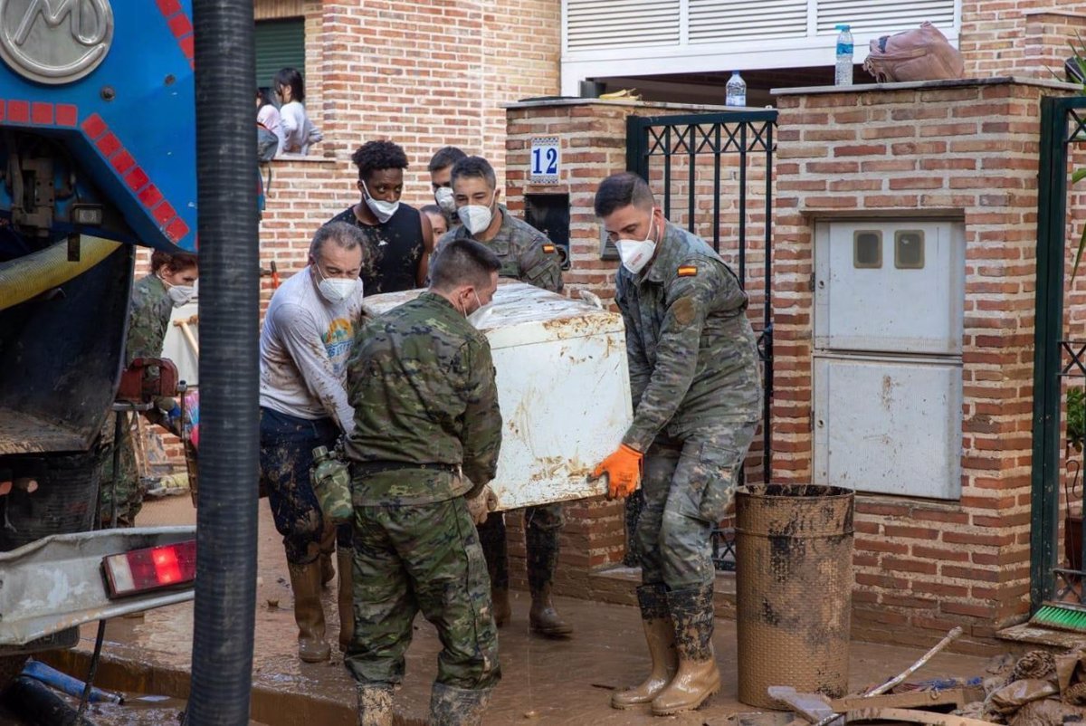 Operación post-DANA: 195 guardias reales y 48 guardias civiles del Rey en acción