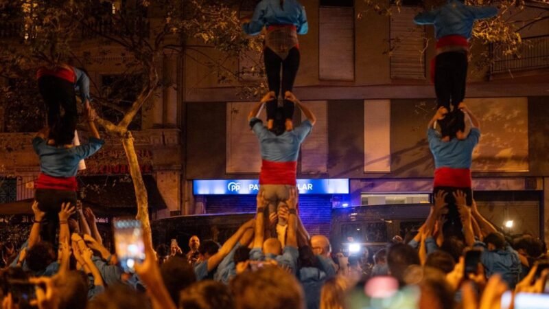 1.000 personas se manifiestan contra Mazón en Barcelona ante el PP catalán