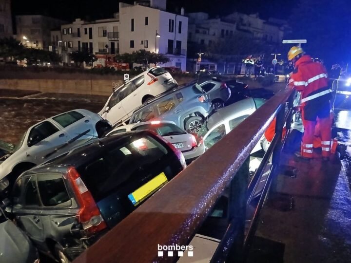 32 coches arrastrados por arroyo de Cadaqués en lluvias matinales