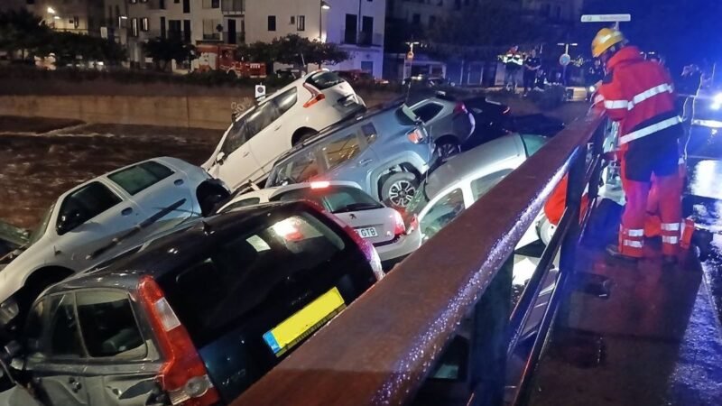 32 coches arrastrados por arroyo de Cadaqués en lluvias matinales