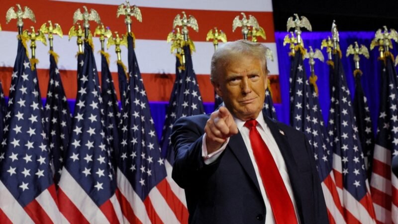 Donald Trump forma su gabinete y promete cumplir sus promesas de campaña.

Trump ha nombrado a varios miembros de su equipo, incluyendo a personas cercanas a él y a sus leales seguidores.

El presidente electo se compromete a seguir adelante con sus planes y a trabajar arduamente para cumplir con las expectativas de sus seguidores.