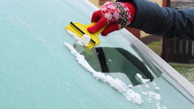 Quitar hielo del parabrisas con raspador