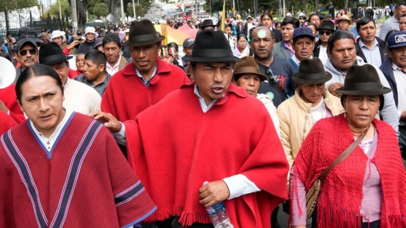 Protestas indígenas en Ecuador por cortes de energía y crisis eco.