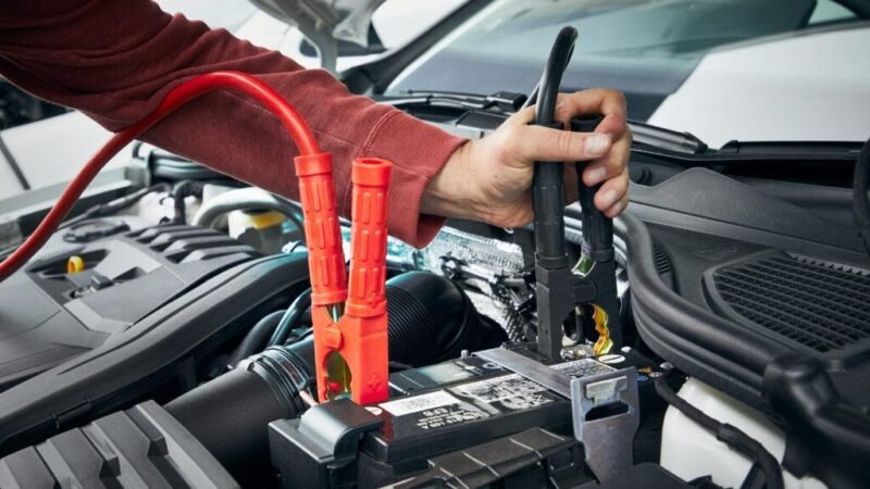 Cómo cargar la batería de un coche sin desmontarla: instrucciones paso a paso