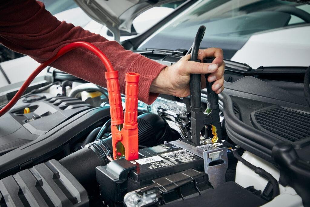 Cómo cargar la batería de un coche sin desmontarla: instrucciones paso a paso