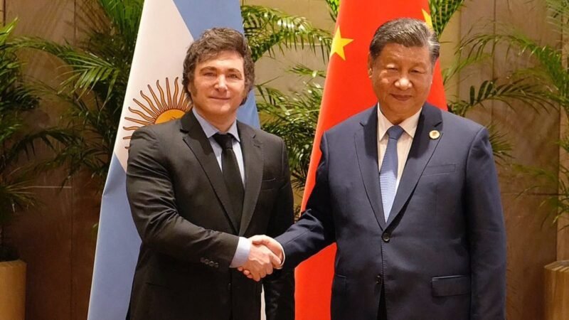 Negación de afinidad política al saludar a líder chino. 

Al estrechar la mano de Xi, el líder mencionó que no tenía ninguna relación con los comunistas.