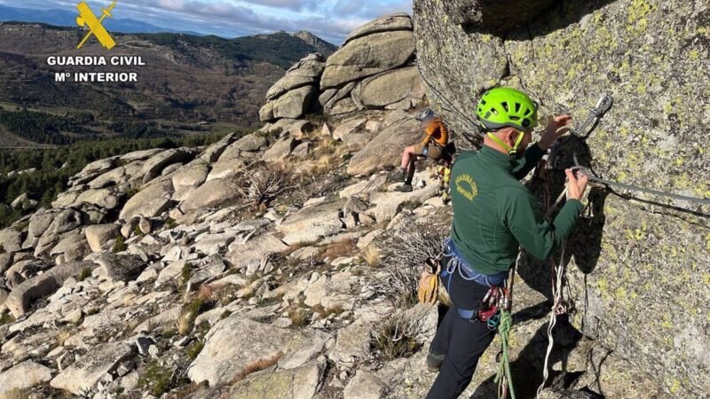 Rescate de la Guardia Civil a escalador de 60 años en Cancho la Muela