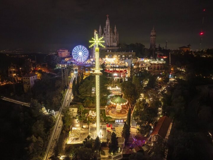 El Tibidabo de Barcelona: árbol de 10m y pista de hielo sintético esta Navidad