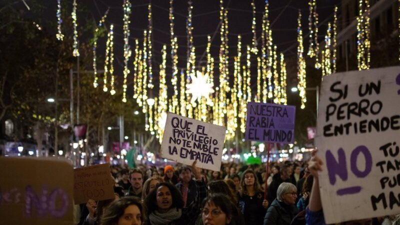 Marchas en España claman contra violencia machista, con feminismo dividido.