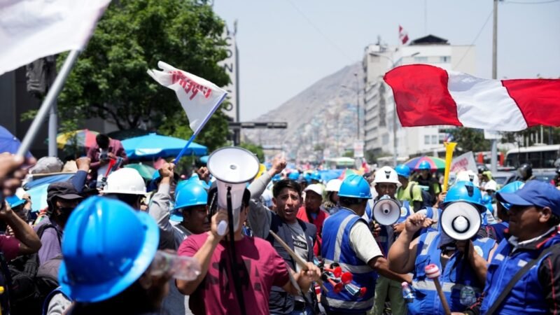 Congreso peruano destituye ministro de Energía y Minas ante protestas mineras