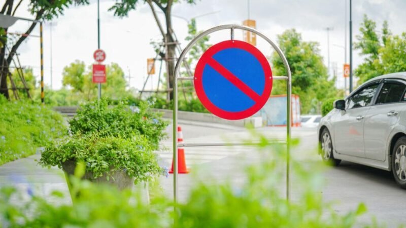 Prohibido estacionar: consecuencias de no respetar las normas de tránsito.