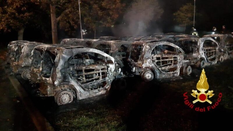 23 Disfruta de los coches eléctricos destruidos por el fuego en esta exposición.