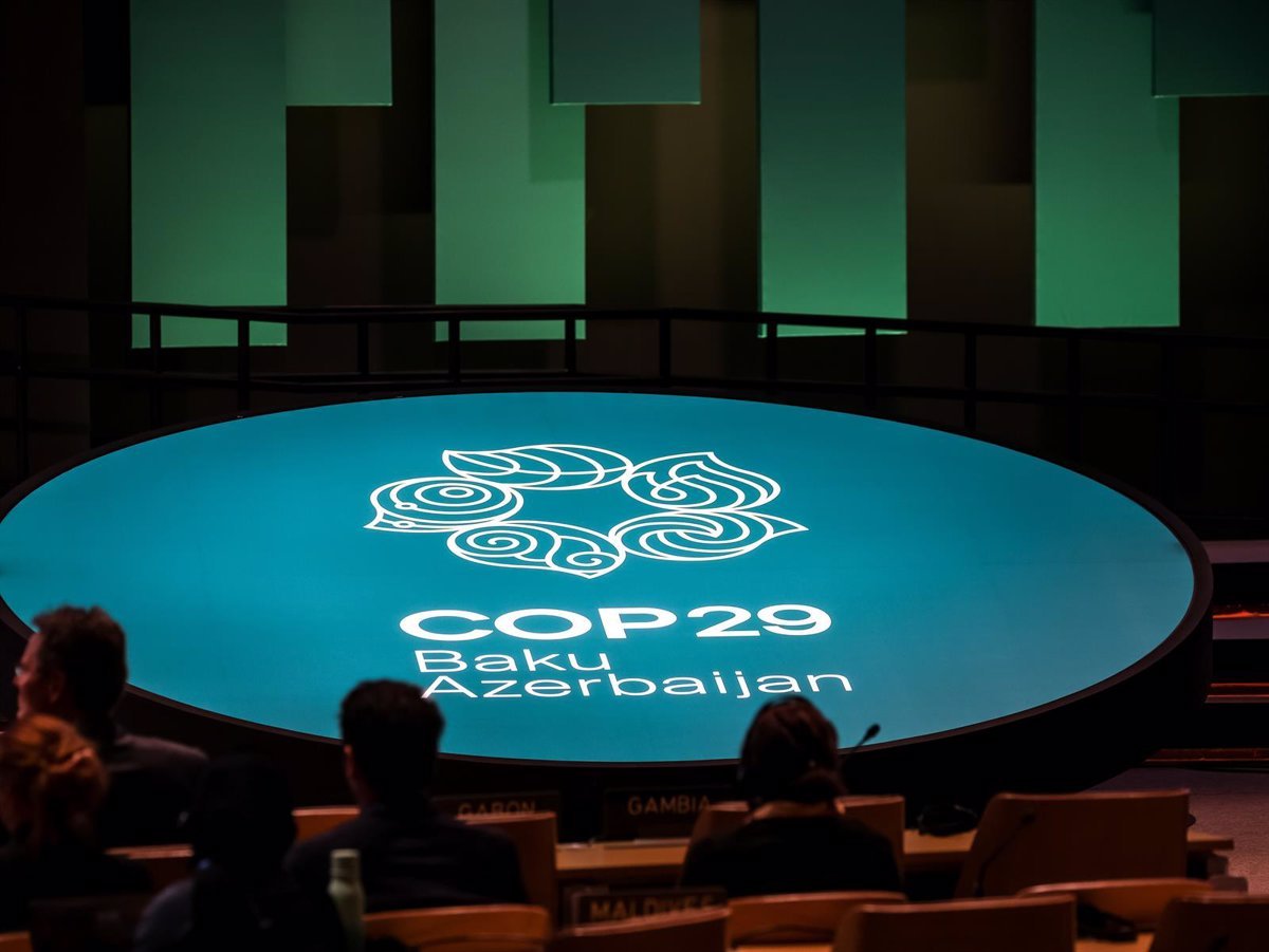 COP29 logra acuerdo histórico sobre mercados de carbono tras largas negociaciones.