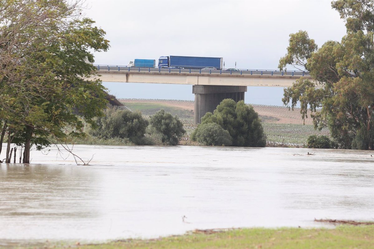 Cinco vías permanecen cortadas por inundaciones en Cádiz y Granada