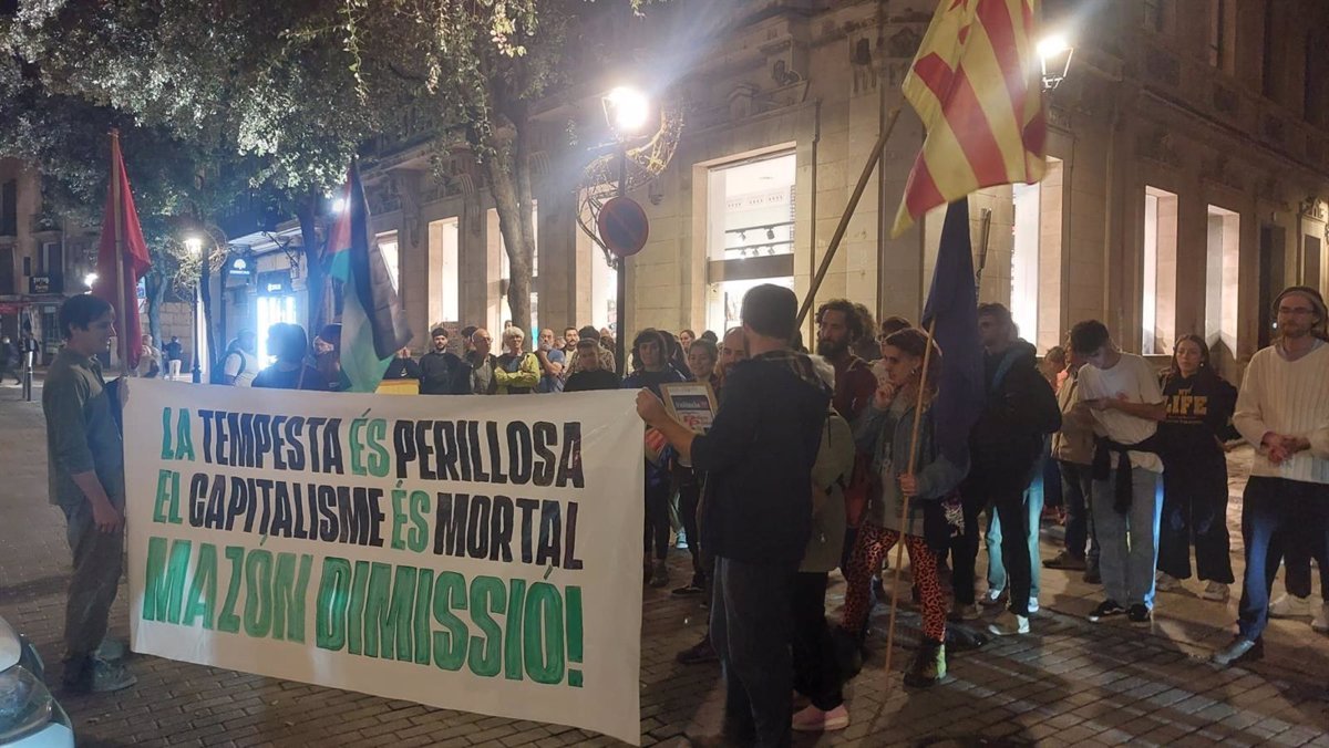 Concentración en Palma en solidaridad con víctimas de la DANA y exigencia de dimisión de Mazón