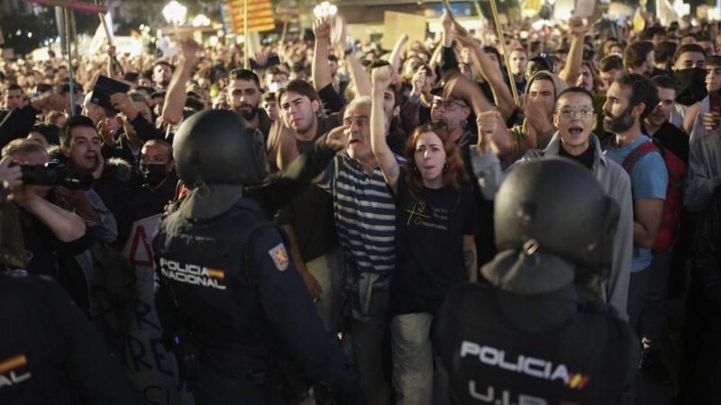 Cuatro detenidos y 31 policías heridos en protestas por la DANA en Valencia