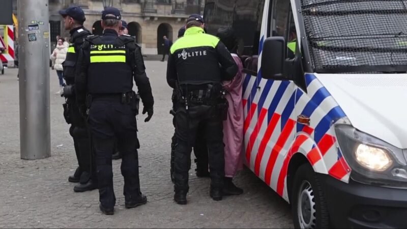 Decenas de manifestantes arrestados en Ámsterdam durante las prohibiciones