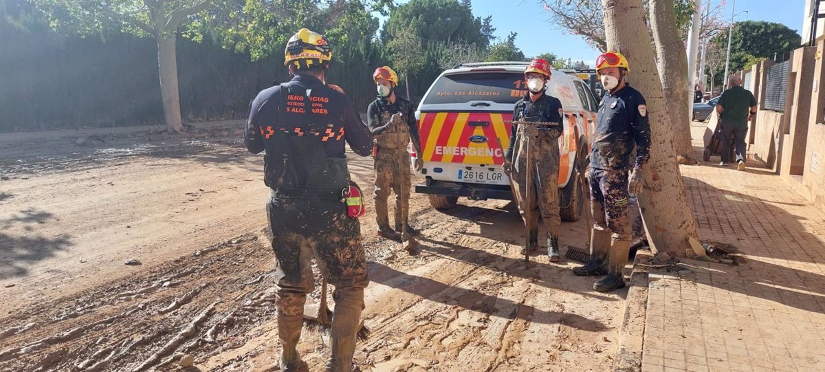 Despejan efectivos colegios y aparcamiento tras DANA en Paiporta y Picanya.