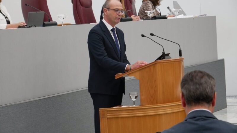 Educación planea abrir 1.500 plazas docentes en 2026 y 2027