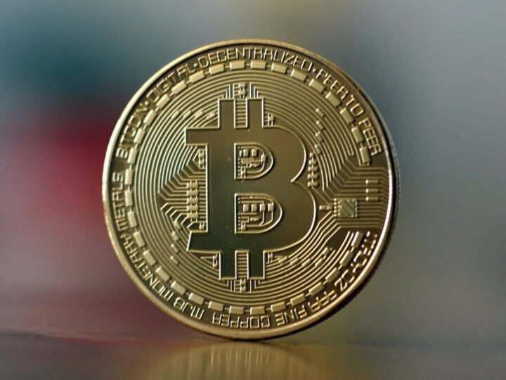 El Bitcoin alcanza un nuevo récord de 98.000 dólares tras subir un 4%