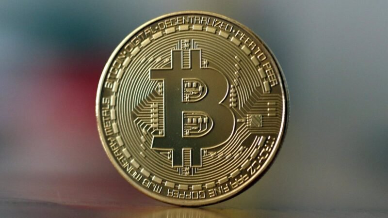 El Bitcoin alcanza un nuevo récord de 98.000 dólares tras subir un 4%