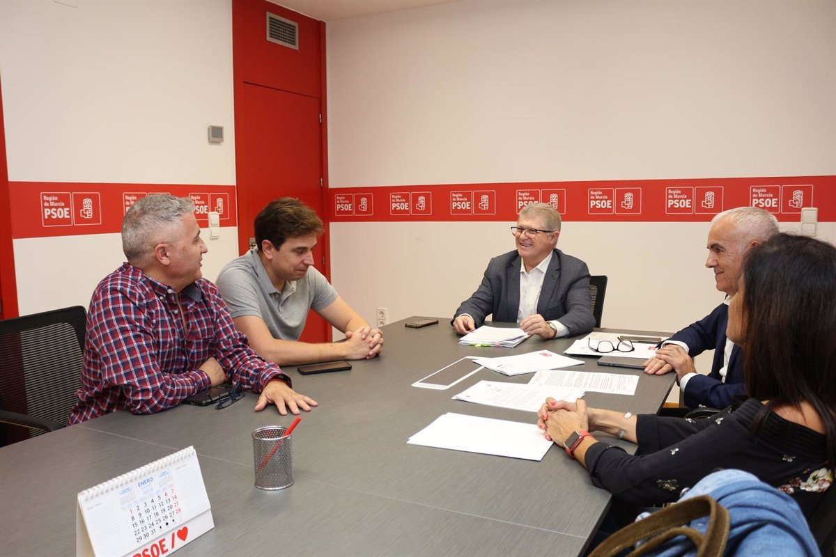 El PSOE exige a López Miras el pago inmediato de ayudas para energía renovable.