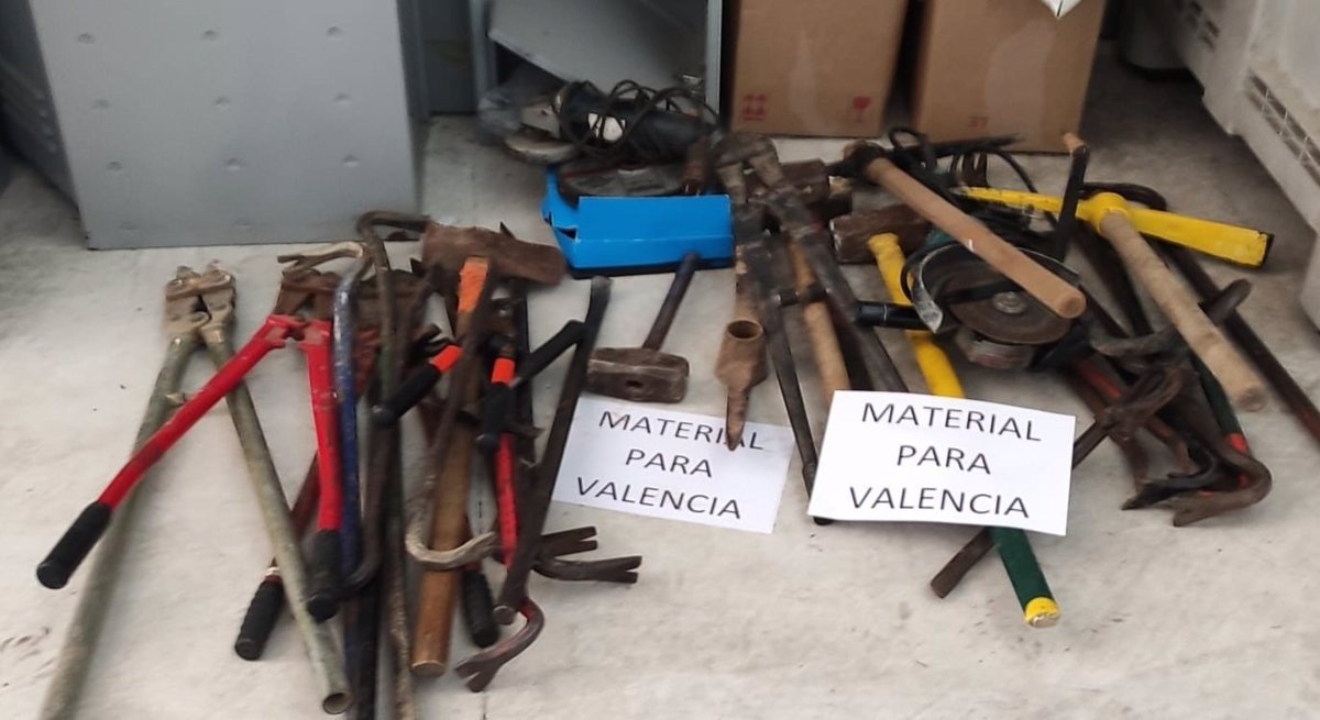 Herramientas confiscadas enviadas a internos en Valencia para labores de limpieza.