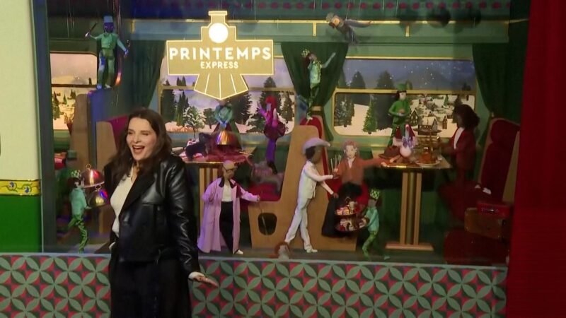 Juliette Binoche inaugura escaparate navideño en París – VIDEO