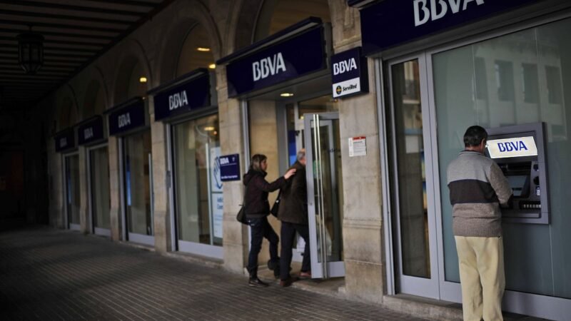 La opa de BBVA por Banco Sabadell enfrenta obstáculos por revisión de competencia.