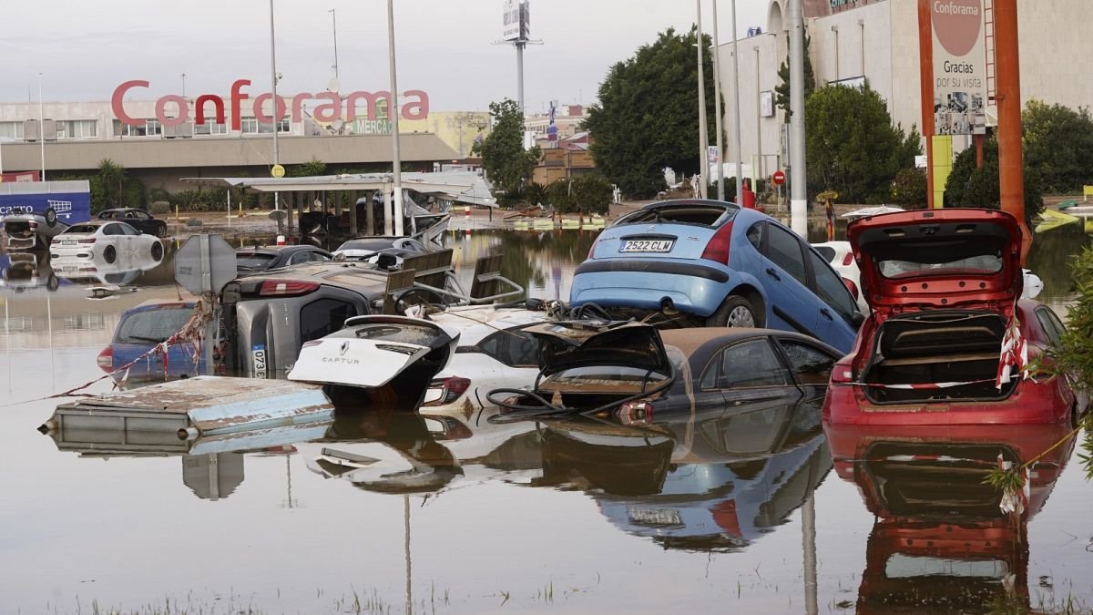 Lucha contra devastación de DANA: equipos de emergencia, militares y voluntarios.