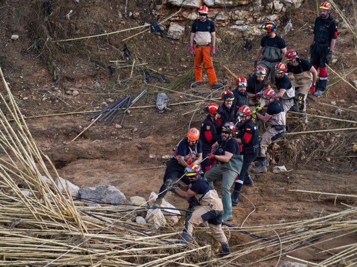 Más de 2.850 efectivos de emergencia enviados por las CCAA a Valencia para continuar las labores en el lugar